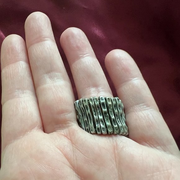 Large Faux Gemstone Elastic Band Cocktail Ring - Picture 2 of 3